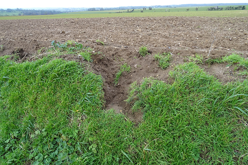 Talus dégradés par un agriculteur pendant les labours.