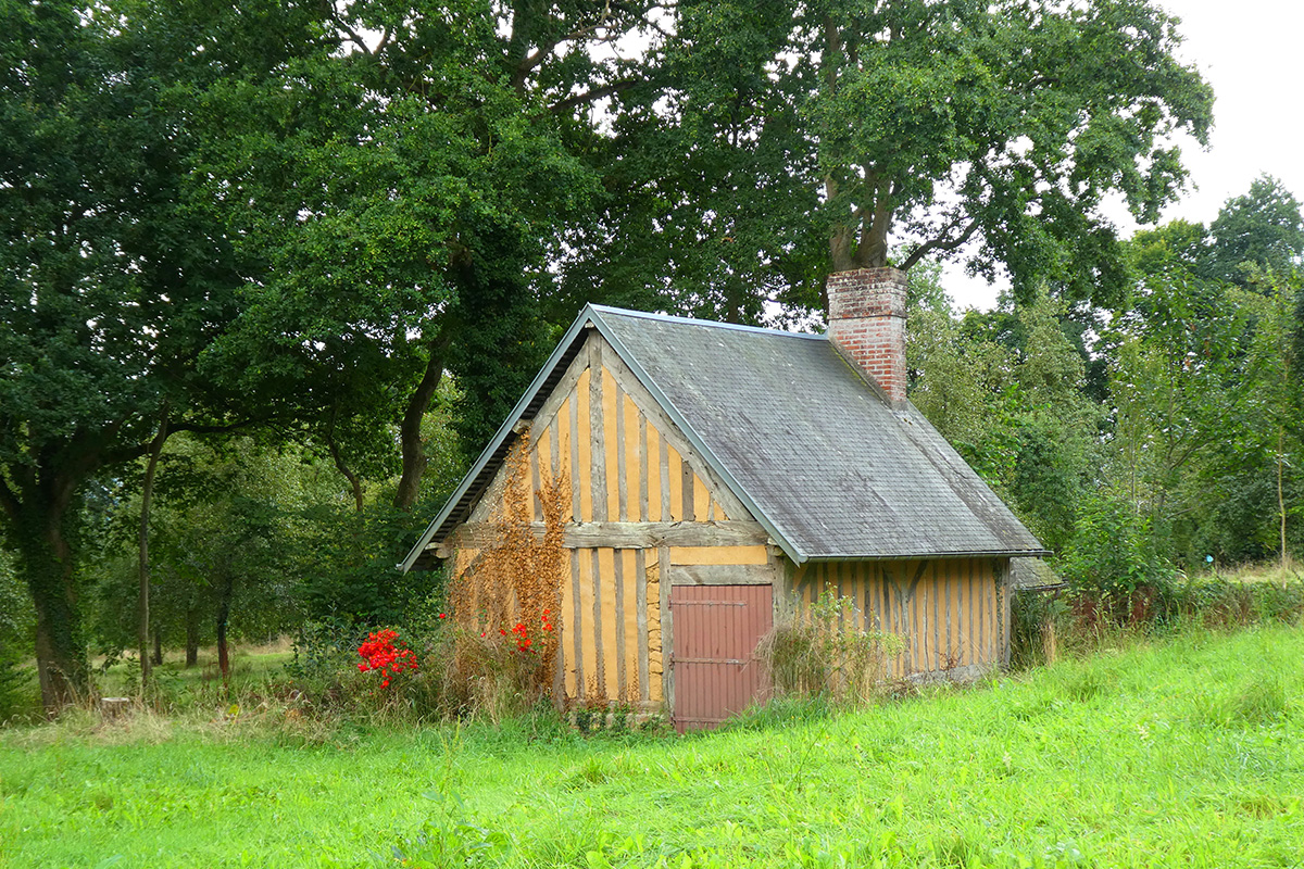 55. Ancienne boulangerie en torchis et colombages avec soubassement en grès dans l’enceinte d’une ferme des siècles passés dans l’Orne. 